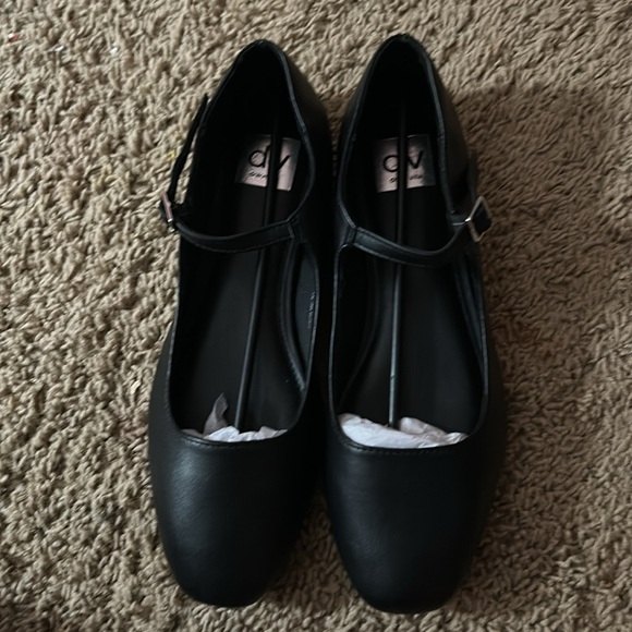Black flats,very good condition,never worn size 10 - Picture 2 of 4
